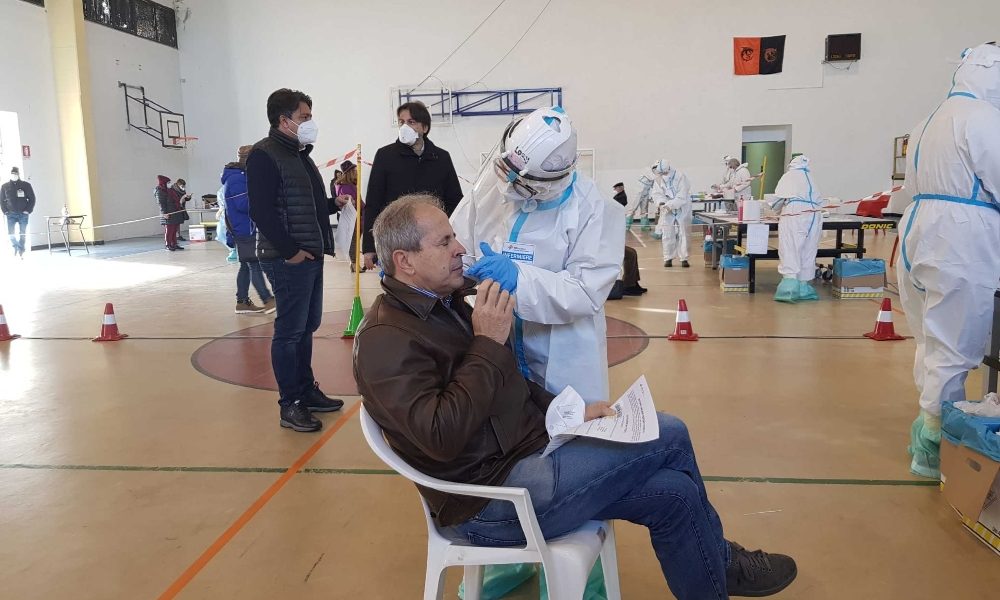Covid: Crisanti, screening e vaccini per Sardegna free