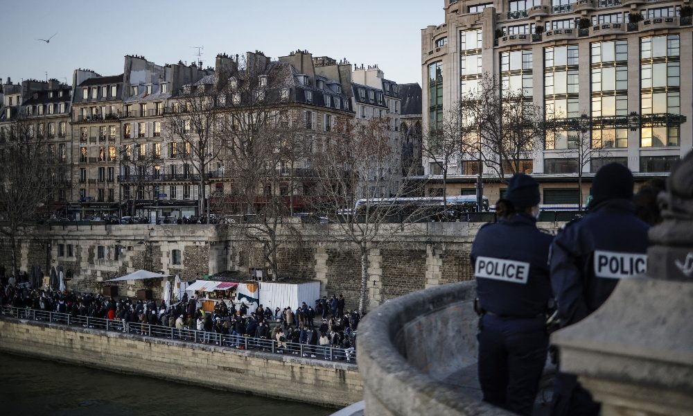 Covid: Francia, coprifuoco anticipato alle 18