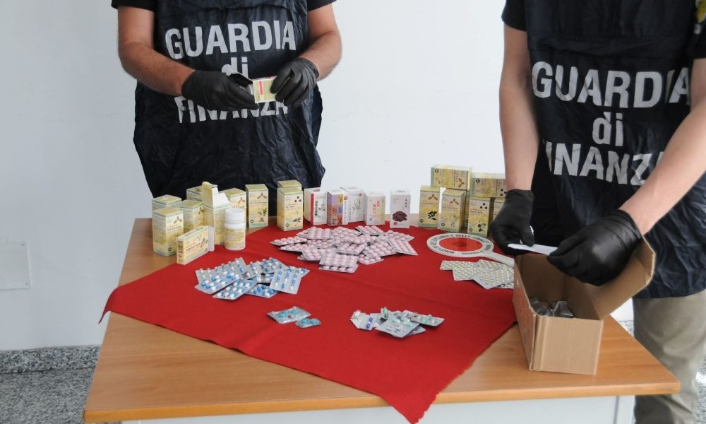 Covid: Gdf Milano sequestra 12mila farmaci illegali
