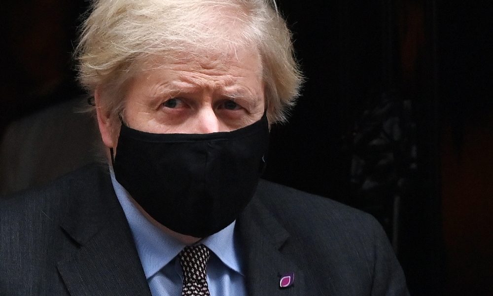 Covid: Johnson sotto attacco, ‘mi assumo responsabilità’