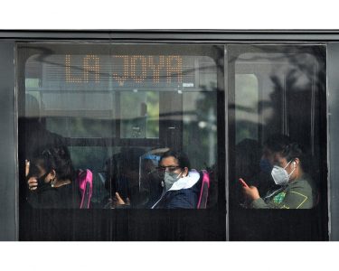 Pullman incastrato sul tornante: dieci ore di lavoro per liberarlo