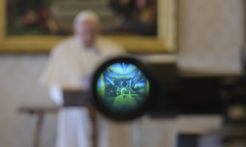 Covid: Papa, grazie a media meno isolati