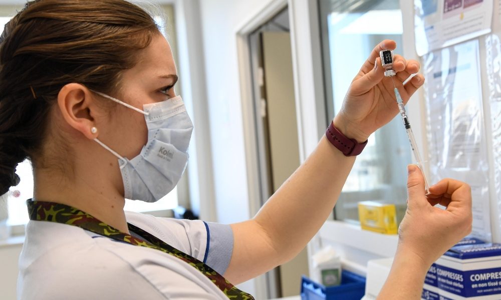 Covid: Parigi, ‘non in pericolo chi ha ricevuto AstraZeneca’