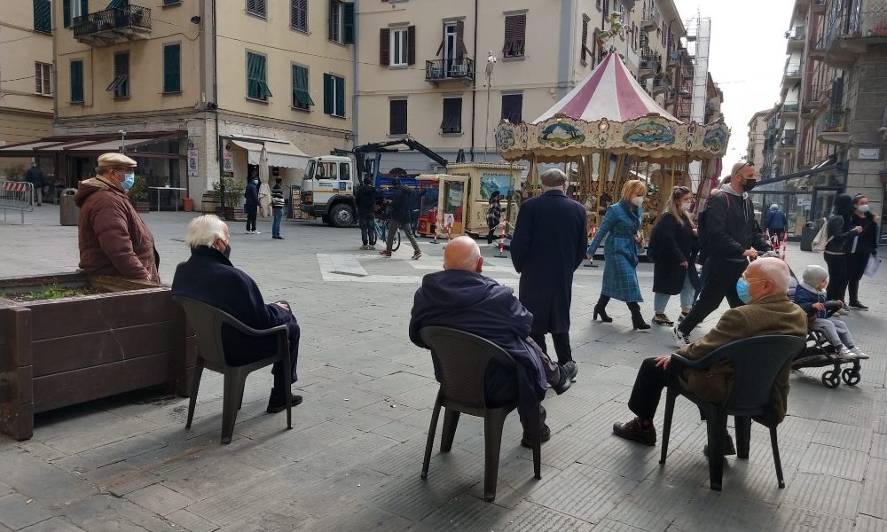 Covid: Spezia toglie panchine, anziani in piazza con sedie