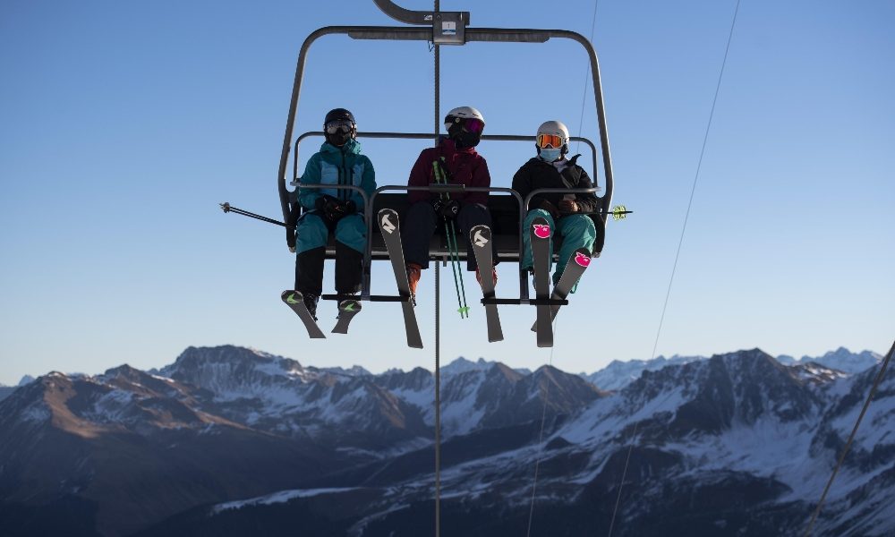 Covid: Svizzera ‘non cede’ alle pressioni per fermare lo sci