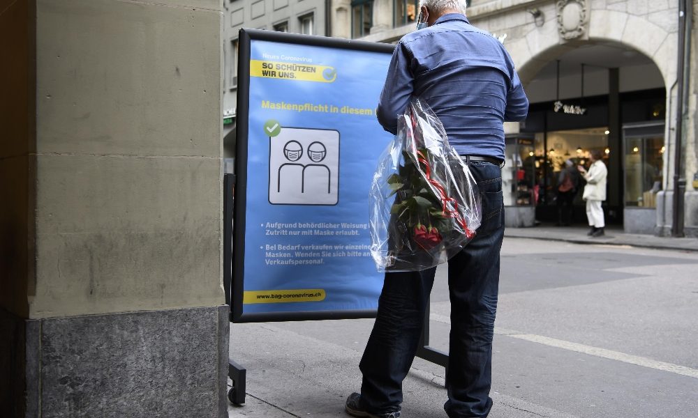 Covid: Svizzera, obbligo mascherine in spazi pubblici chiusi