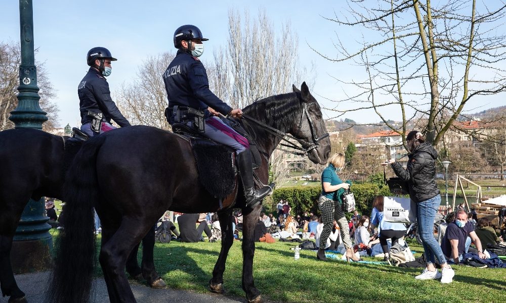 Covid: Torino; affollati centro, parchi e mercati rionali