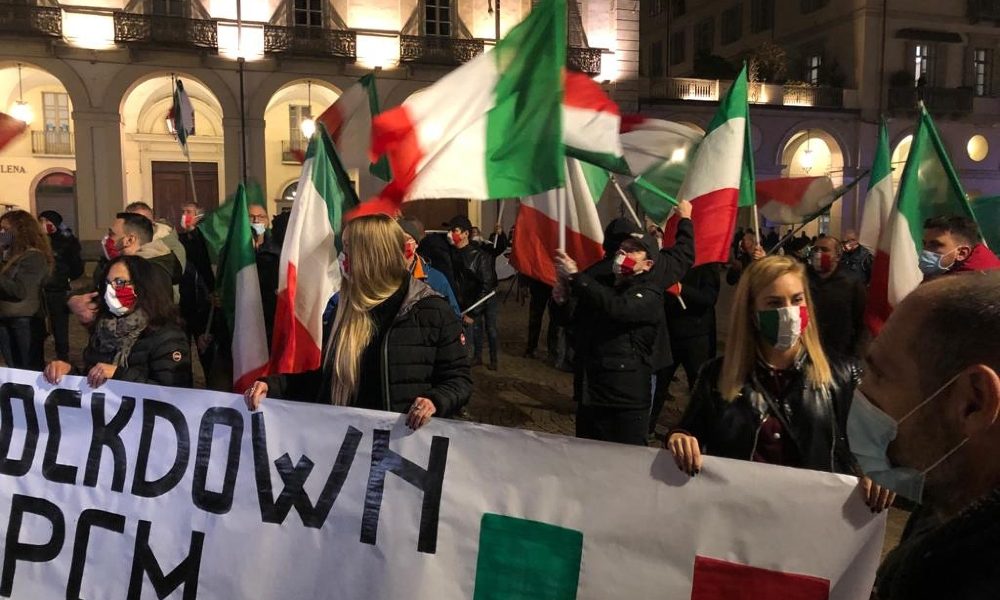 Covid: Torino, in piazza Mascherine tricolori, “no lockdown”