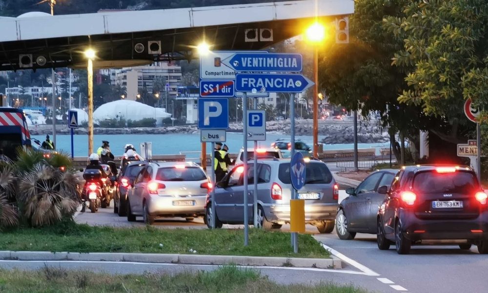 Covid: Ventimiglia, code verso Francia per controllo tamponi