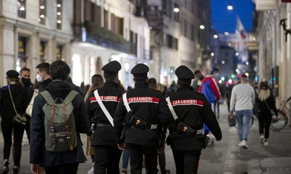 Covid: Viminale a prefetti, stretta contro assembramenti