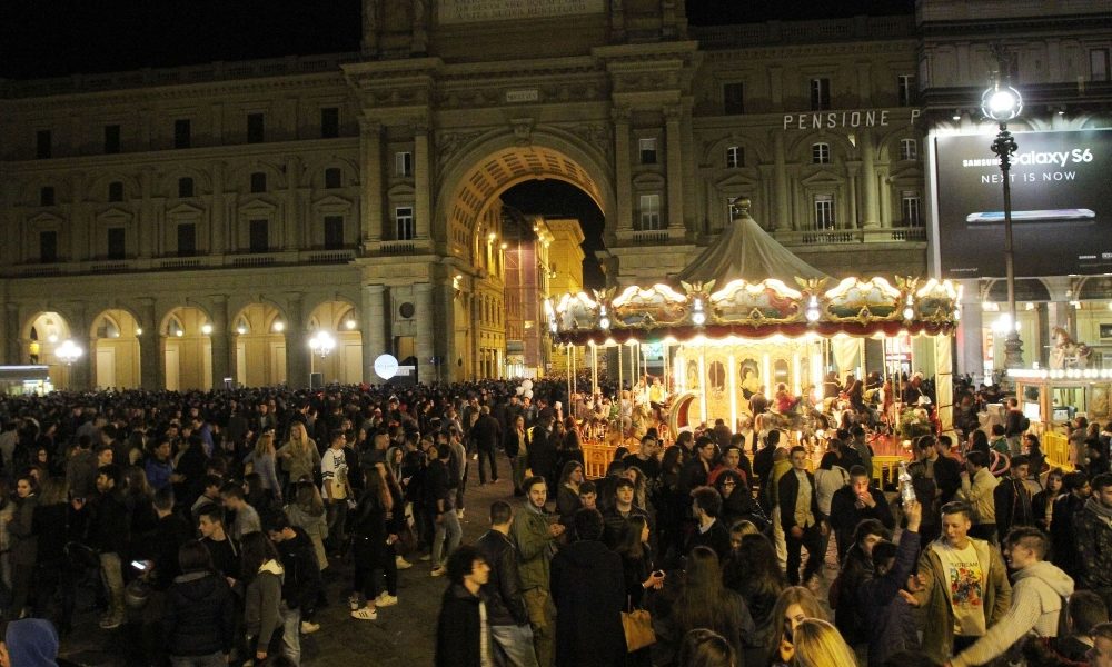 Covid, a Firenze divieto sosta persone in alcune piazze movida