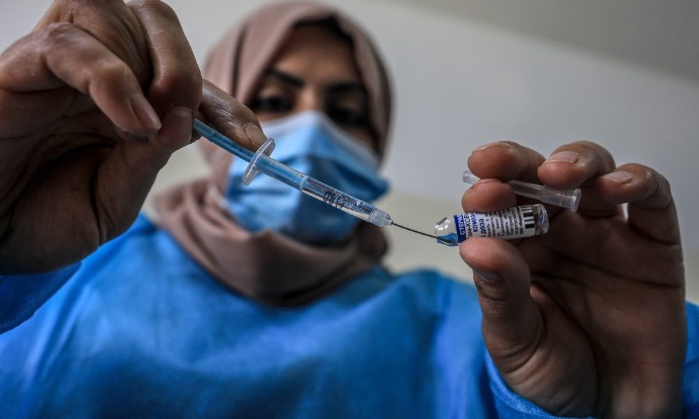 Covid: a Gaza iniziate vaccinazioni, code negli ambulatori