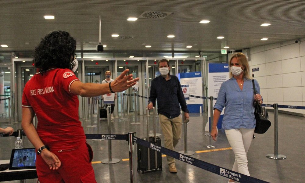 Covid: al via controlli con tamponi all’aeroporto di Napoli