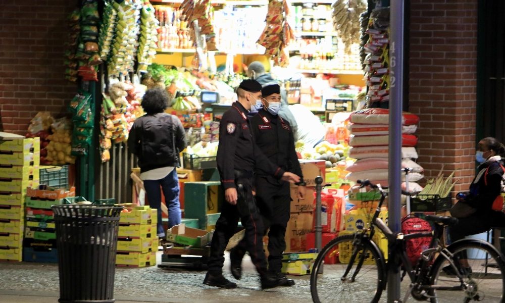 Covid: altra serata di assembramenti in centro a Bologna