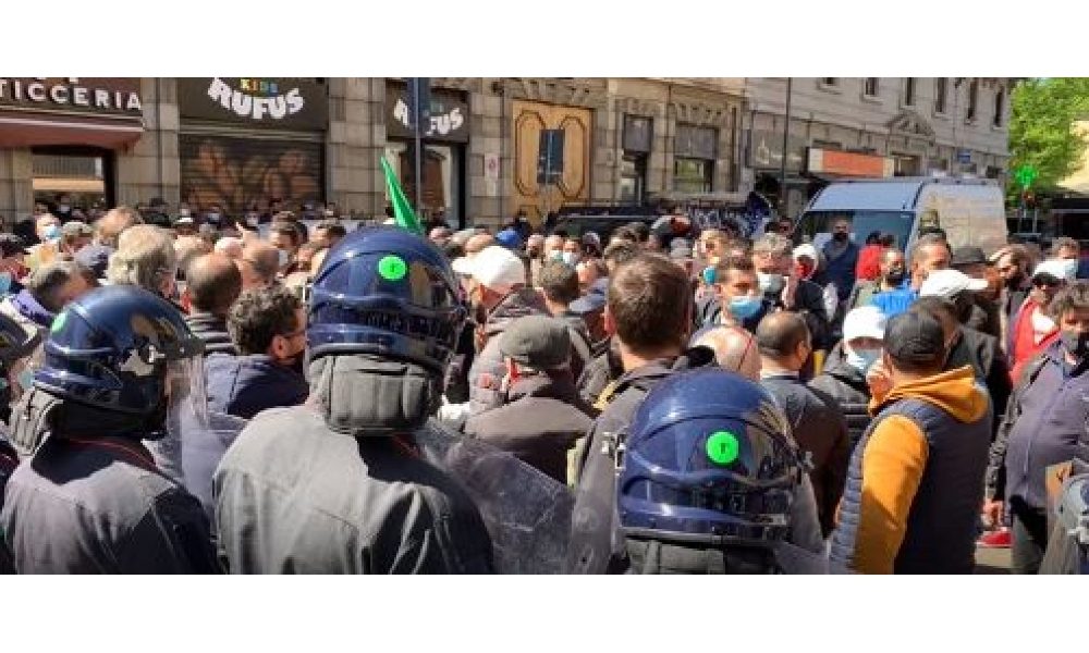 Covid: ambulanti in corteo a Milano arrivati dalla Prefettura