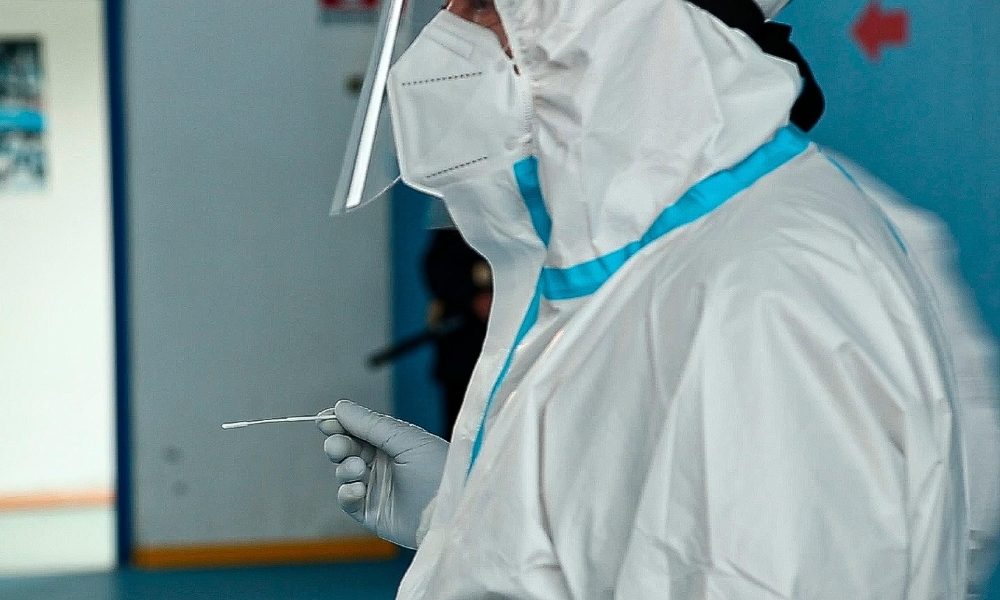 Covid: aumentano i casi, diminuiscono le vittime in 24 ore