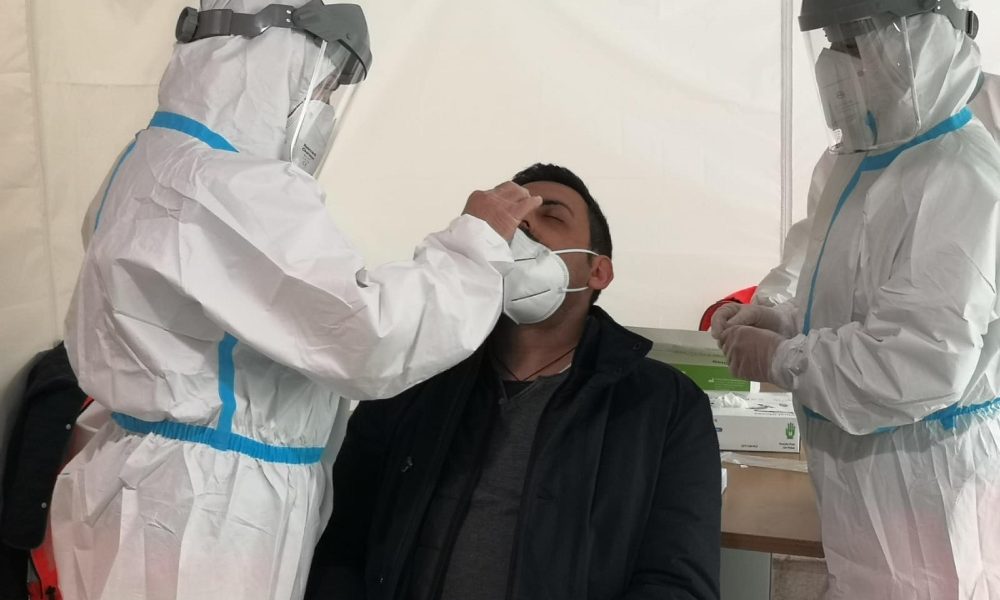 Covid: calano casi e morti, ma oltre 3 mila in rianimazione
