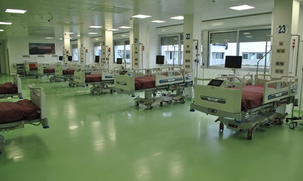 Covid: calano i contagi, ma aumentano i ricoverati
