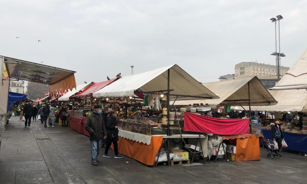 Covid: centro Torino deserto, gente tra banchi Porta Palazzo