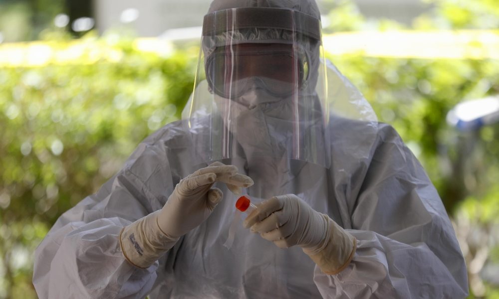 Covid: contagi stabili, 1.766, ma 20 mila tamponi in meno
