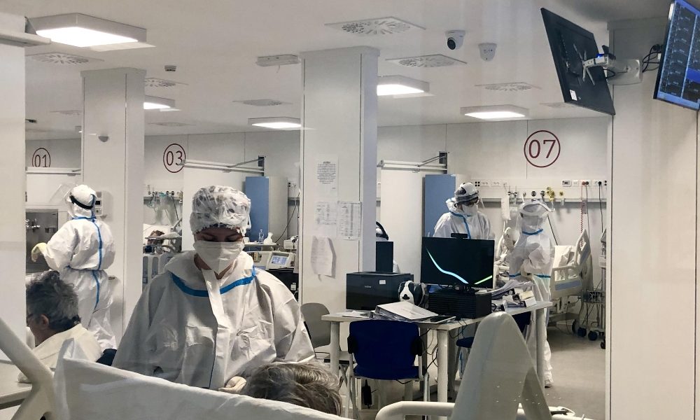 Covid: continua aumento contagi, terapie intensive risalgono