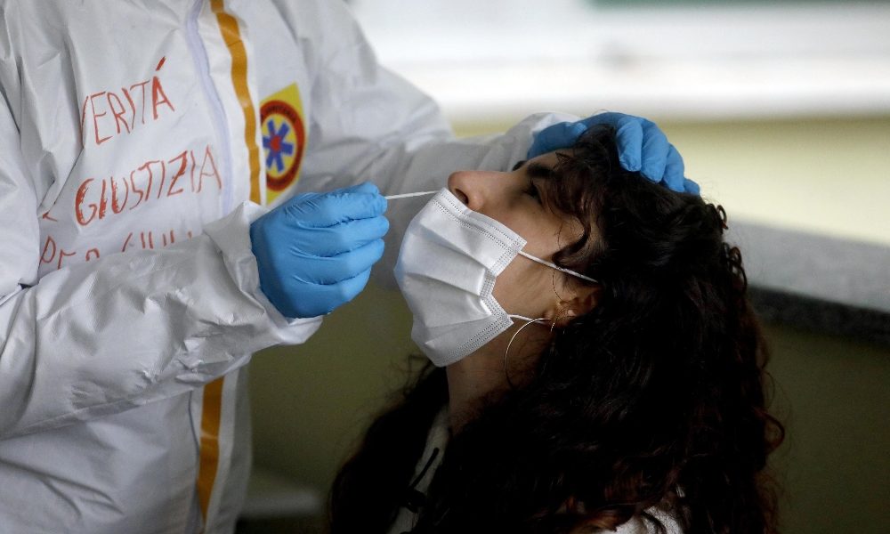 Covid: di nuovo oltre 14 mila positivi e quasi 500 morti