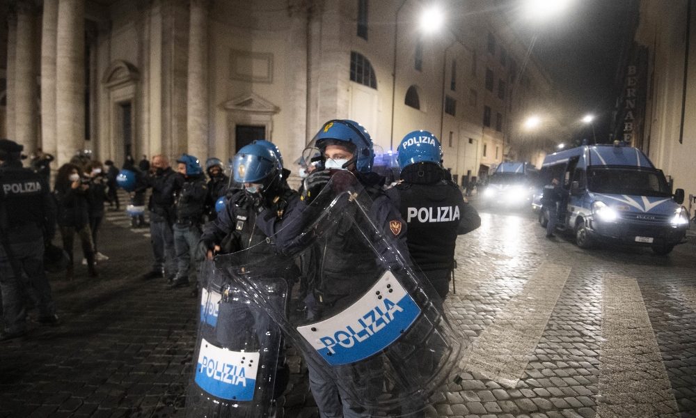 Covid, disordini durante protesta a Roma