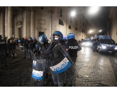 Ancora 48 ore dentro lo “Stige”. Como nella morsa dell’afa