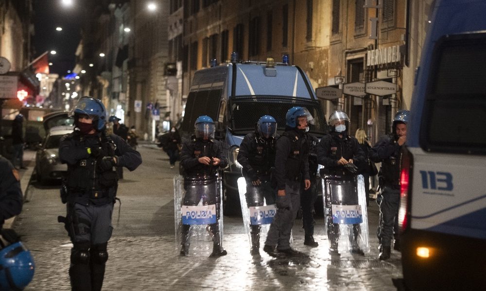 Covid: disordini durante protesta in centro Roma