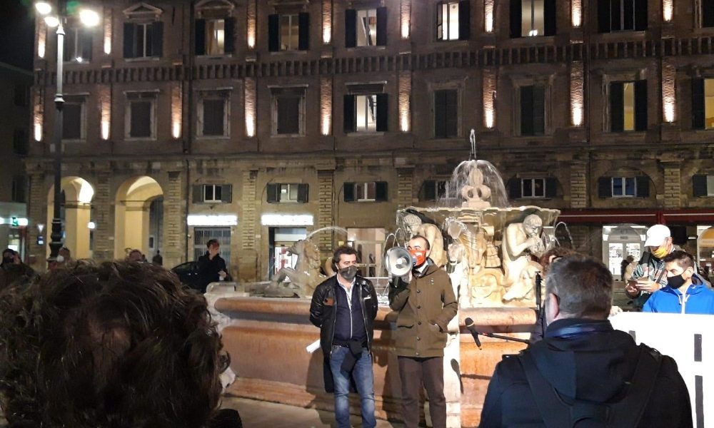 Covid: dopo cena protesta sit-in a Pesaro,”lavoro non bonus”