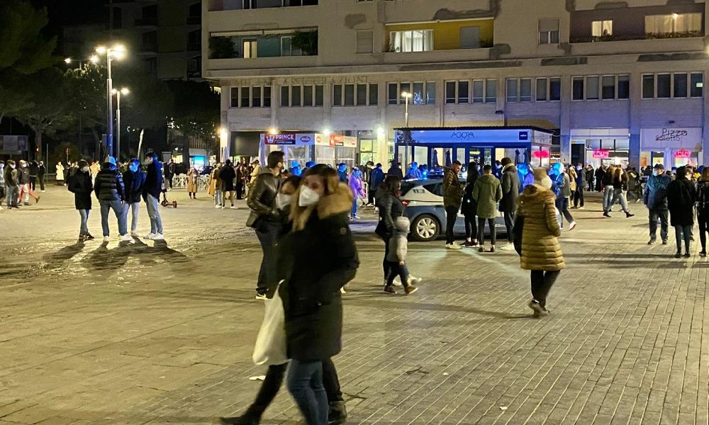 Covid: folla in centro Pescara, polizia chiude piazza movida