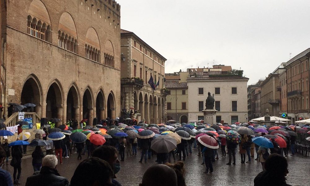 Covid: in 200 in piazza a Rimini contro i dpcm