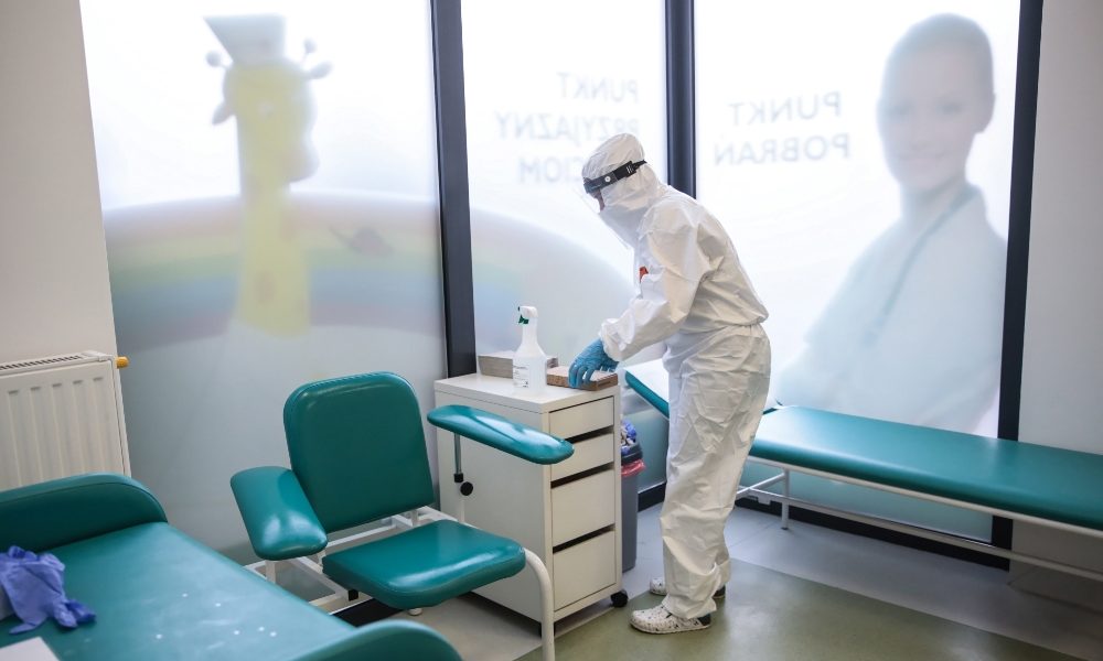 Covid: la Polonia annuncia restrizioni, mascherine ovunque