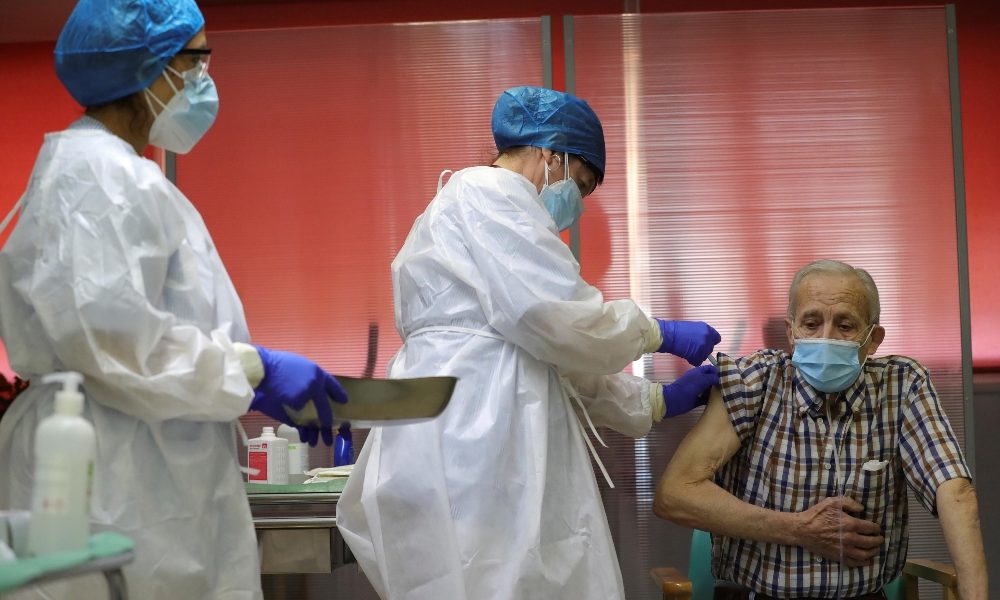 Covid: mancano dosi, Madrid sospende vaccinazioni