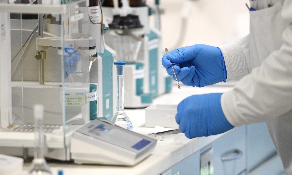 Covid: media, Gb spinge per vaccinare i medici entro Natale