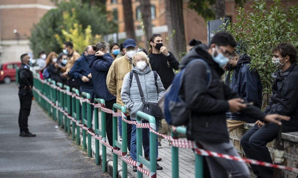 Covid: oltre 12 ore di attesa per tamponi a drive-in Roma