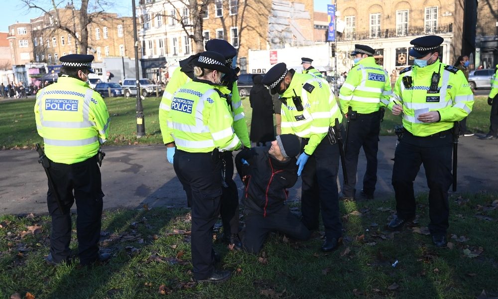 Covid: più rigore su lockdown in Gb, multati pure poliziotti