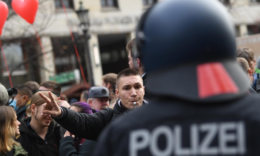 Covid: polizia Berlino usa gli idranti contro i manifestanti