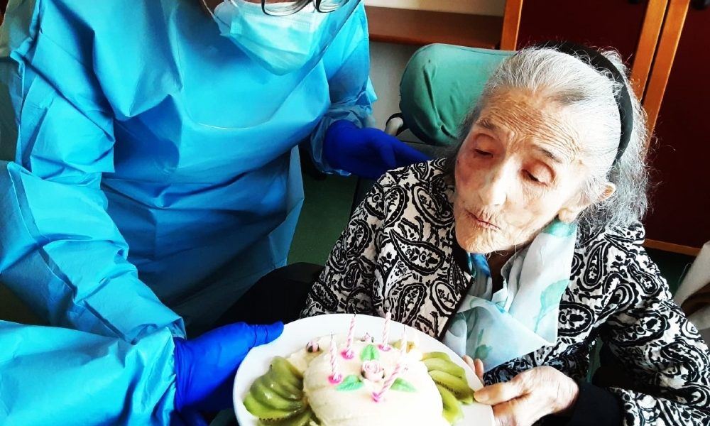 Covid: positiva con sintomi molto lievi, festeggia 101 anni