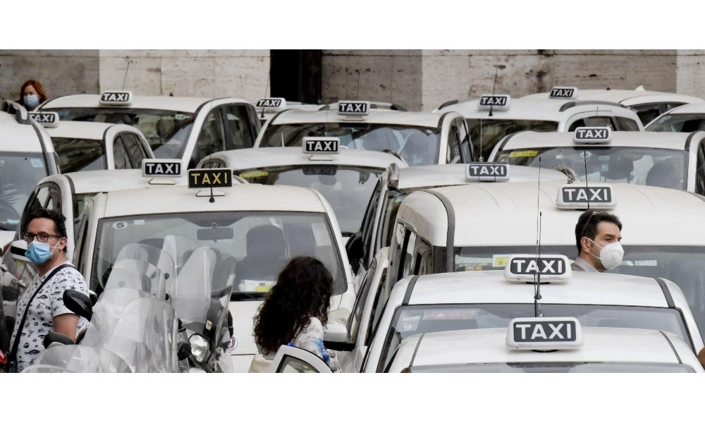 Covid: protesta tassisti a Napoli, auto in Piazza Plebiscito