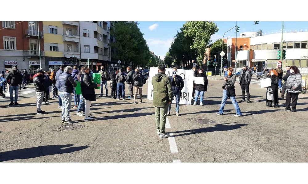Covid: protestano ambulanti mercati Torino, bloccata via