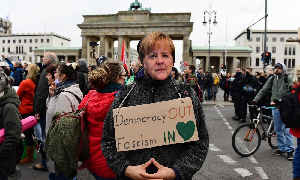Covid: proteste a Berlino, in migliaia contro misure governo