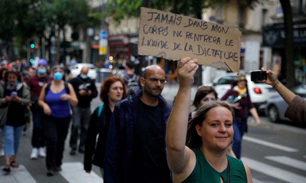 Covid: proteste in Francia, vandalizzati 2 centri vaccinali