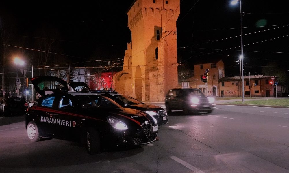 Covid: senza mascherina aggrediscono carabinieri