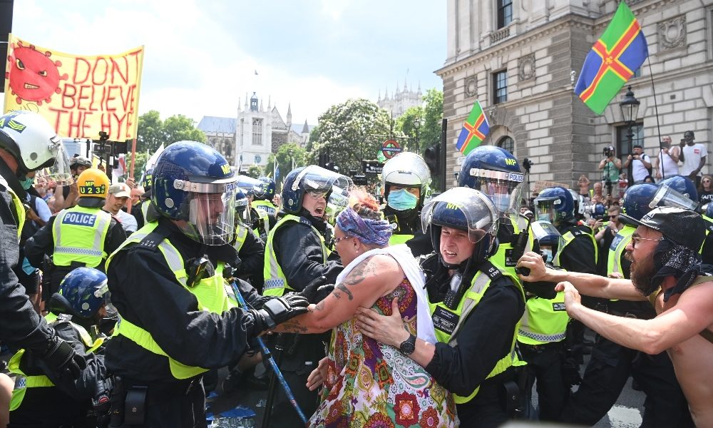 Covid: sondaggio, metà britannici giudicano sbagliata riapertura