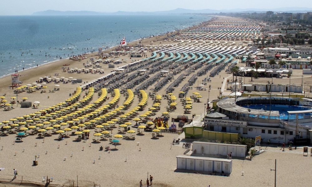 Covid spegne annunci in spiaggia Rimini