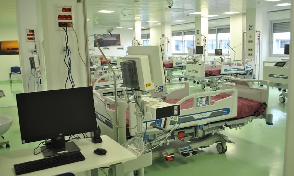 Covid: stabili contagi e vittime, calo intensive e ricoveri