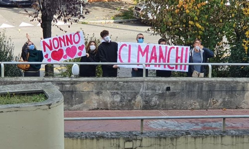 Covid: striscione nipoti per salutare nonno ricoverato