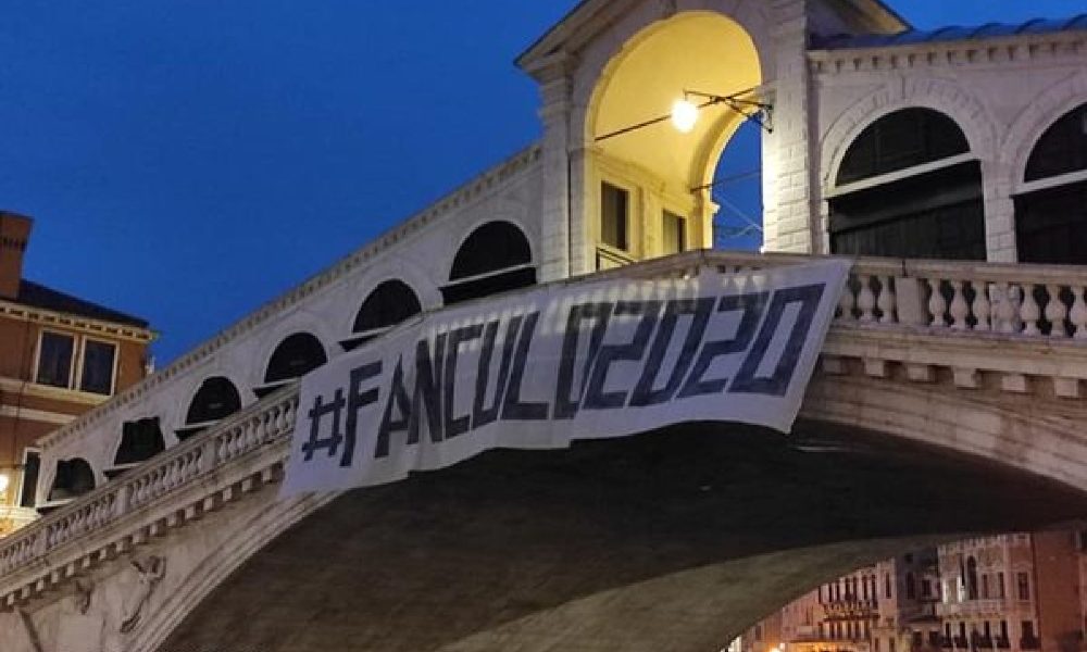 Covid: su Ponte Rialto a Venezia scritta contro 2020