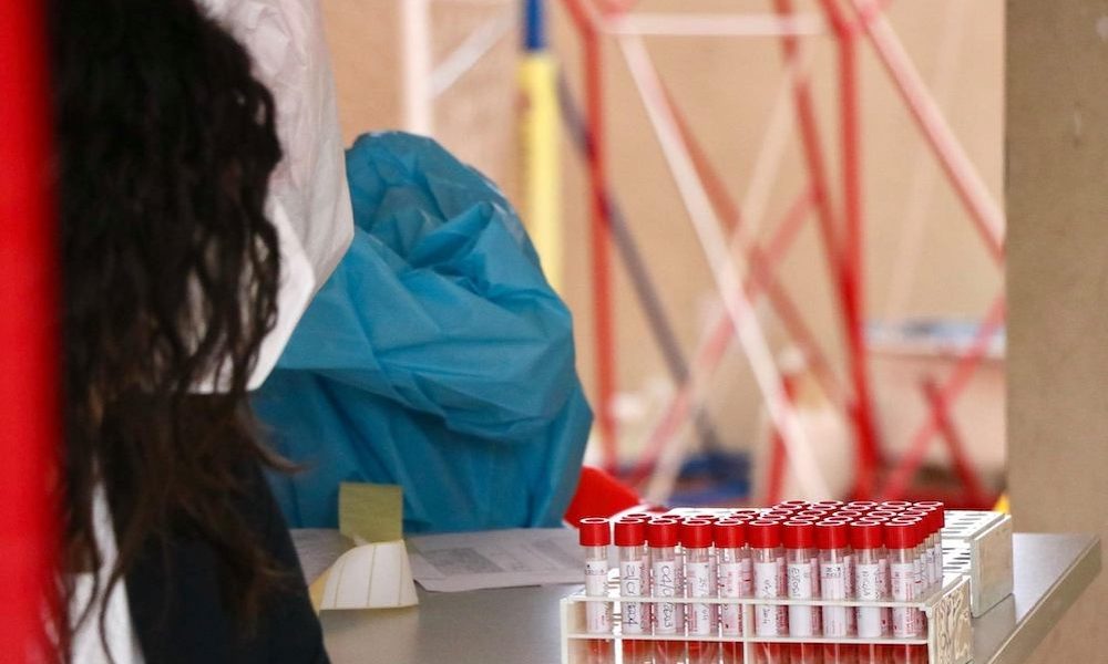 Covid: tasso positività scende al 12,5%, ma ancora 620 morti